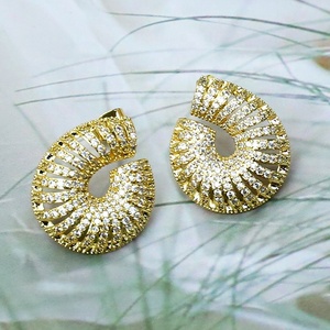 Boucles d'oreilles en zircon de luxe, design symétrique créatif, plaqué or, style rétro vintage classique, bijoux pour femmes, cadeau - Product Image 1