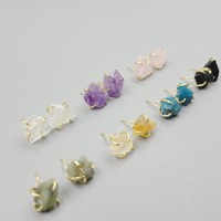 Boucles d'oreilles clous minimalistes en laiton plaqué or 18 carats avec pierre de naissance brute irrégulière, cristal de guérison, bijou quotidien, cadeau pour elle
