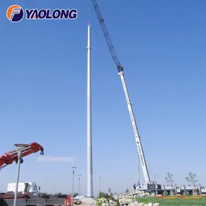 Des techniciens professionnels installe un mât de drapeau de 100M en arabie saoudite