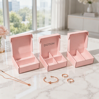 Boîte pliante en kraft rose avec motif floral en relief, emballage personnalisé romantique pour robe de demoiselle d'honneur