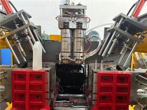 20升吹塑机，用于化学供应商大容量瓶生产，具有重型夹紧装置和稳定循环系统 - Product Image 2