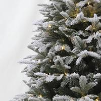 Sapin de Noël artificiel pré-éclairé floqué avec des branches givrées et un support robuste pour une décoration hivernale magique