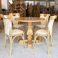 Petite table ronde classique au fini naturel