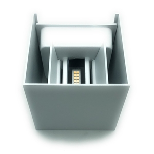 Moderna lampada da parete a LED 12W con Base quadrata in alluminio IP65 per esterni E27 sorgente luminosa calda bianca 4000K 6W alimentazione solare - Product Image 3
