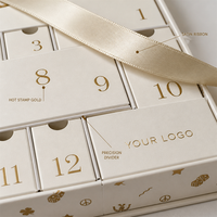 Boîte de calendrier de l'avent pour bijoux avec couvercle rabattable, 12 compartiments numérotés et ruban en satin