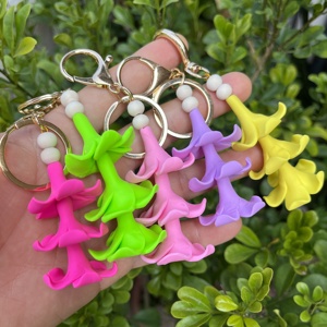 Handgefertigter Hawaiianischer Puakenikeni-Blumen-Schlüsselanhänger aus Polymer Clay mit Holzperlen, Taschenanhänger, Tropischer Strand-Accessoire - Product Image 2