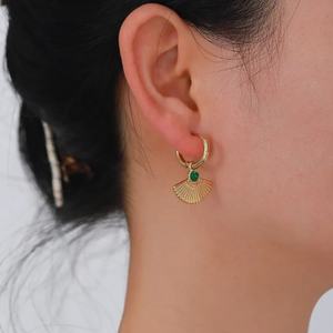 เครื่องประดับแฟชั่นเคลือบทอง 18k PVD ไม่ลอก ไม่ดำ ประดับเพทายสีเขียว ต่างหูห่วงรูปทรงเรขาคณิตสำหรับผู้หญิง - Product Image 4