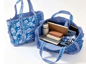 Bolso Tote Acolchado con Volantes y Estampado Azul y Blanco, Bolso de Hombro Reutilizable Grande con Logotipo Personalizado - Product Image 2