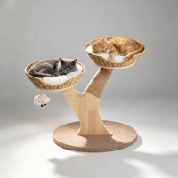 WickerDuo Arbre à chat en forme de Y de 68 cm avec deux paniers en osier, coussins blancs moelleux, jouet suspendu en forme de nuage et zone à gratter en sisal