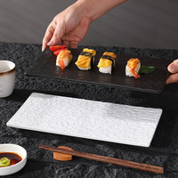 Prix d'usine en gros, assiette plate rectangulaire en céramique de luxe de style européen de 12 pouces, assiette à sushi, assiette en marbre noir et blanc