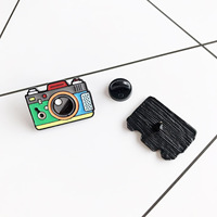 Pin de esmalte de metal brillante con diseño de dibujos animados de la serie de cómedia americana American Cross Fashion, con la frase 'Bite My Shiny Metal Ass', broche, insignia de solapa, regalo para fans