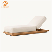 Chaise longue de luxe en teck avec plateau intégré et profil bas, sans accoudoirs, réglable, pour piscine, idéale pour villas et complexes hôteliers tropicaux
