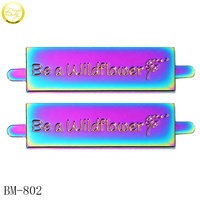 Etiquetas de nombre doradas personalizadas para bolsos, herrajes para monedero de aleación de Zinc con proveedor de accesorios de etiquetas de placa de Metal hechas a mano