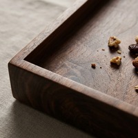 Moderne geometrische beukenhouten dienblad met onregelmatige compartimenten, snackplateau, noten- en fruitplateau, salontafeldecoratie, duurzaam