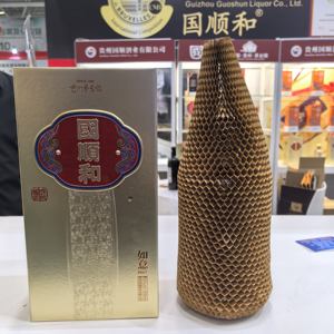 为环保旅行伴侣选择我们的蜂窝纸卷酒瓶保护套 - Product Image 1