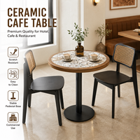 Ensemble de table de café avec plateau en mosaïque céramique ronde, chaises à dossier en rotin, base sur piétement, mobilier pour hôtel, restaurant, bistrot