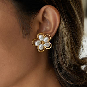 J & D优雅精致风格花朵珍珠耳环18k金不锈钢亚克力珍珠线花朵镂空耳环 - Product Image 3