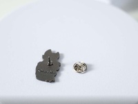 Broches de mode JK Manufacturer en fer nickel noir, découpées et imprimées, sur le thème de Pikachu, Eevee, Halloween, la Saint-Valentin et l'anime, avec motifs croix et de graduation