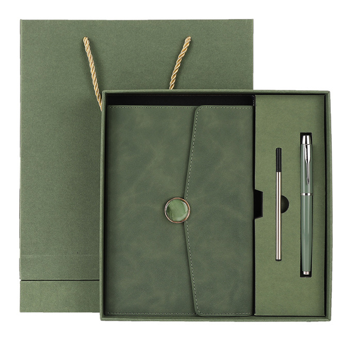 Cuaderno verde militar + bolígrafo
