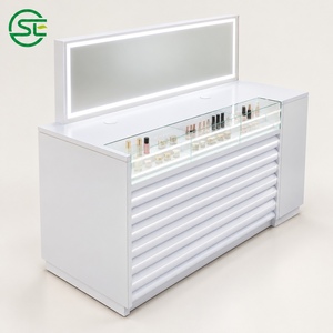 Mostrador de Maquillaje Blanco con Espejo LED y Tapa de Vidrio con Frente Acanalado para Tienda de Cosméticos - Product Image 3