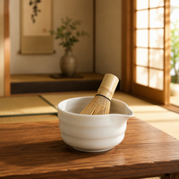 Bol à matcha en céramique blanche avec bec verseur Katakuchi, finition côtelée, logo personnalisé pour cérémonie du thé et coffret cadeau
