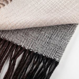 Meilleures ventes <span class=keywords><strong>couverture</strong></span> <span class=keywords><strong>en</strong></span> <span class=keywords><strong>laine</strong></span> avec pompon couvertures tissées <span class=keywords><strong>en</strong></span> <span class=keywords><strong>laine</strong></span> mérinos avec franges <span class=keywords><strong>couverture</strong></span> <span class=keywords><strong>en</strong></span> <span class=keywords><strong>laine</strong></span> à carreaux - Product Image 3