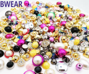 Nueva moda muestra directo de fábrica con incrustaciones de cristal de lujo al por mayor de plástico de cuentas de diamantes de imitación - Product Image 3