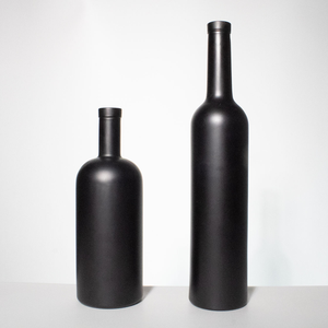 Bouteilles de vin en verre cristal noir mat pulvérisé avec bouchon en liège, étiquettes sérigraphiées en feuille d'or, couleur personnalisée pour gin, whisky, <span class=keywords><strong>vodka</strong></span> - Product Image 3