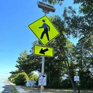 لافتة تحذيرية صفراء فسفورية لعبور المشاة متوافقة مع معايير MUTCD - لافتة أمان للطرق بسهم اتجاهي للشوارع الأمريكية - Product Image 5