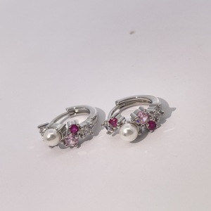 Pendientes de Aro Redondos Clásicos Tianyu Gems para Mujer, Hechos de Latón Chapado en Oro con Circonitas Cúbicas Blancas y Rojas. - Product Image 5