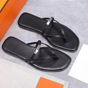 Vente en gros de tongs confortables antidérapantes pour femmes et de sandales plates de créateurs, pour l'été, la plage et les activités de plein air - Product Image 3