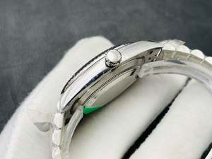 นาฬิกาข้อมือจักรกลสแตนเลสสตีล หน้าปัดกลม 44 มม. กระจกแซฟไฟร์ กันน้ำ พร้อมฟังก์ชั่นแสดงปฏิทิน ตัวชี้บอกเวลา ดีไซน์สวยงาม เหมาะสำหรับทั้งชายและหญิง - Product Image 3