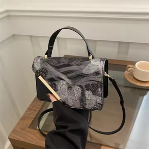 กระเป๋าถือสะพายไหล่ทรงวินเทจสำหรับผู้หญิง รุ่นใหม่ล่าสุดประจำฤดูหนาวปี 2025 ดีไซน์ทันสมัย ทำจากวัสดุ PU พร้อมซิปปิด  ตกแต่งด้วยลายปักรูปดาว  สไตล์สดใสและแฟชั่น - Product Image 2