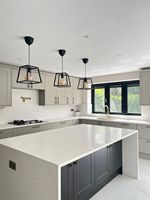 Meuble de cuisine Shaker gris beige et anthracite, îlot de cuisine cascade, poignées en laiton en forme de T, panneau stratifié PVC E1, mobilier sur mesure