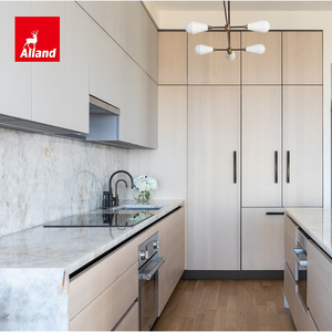 Mobile da <span class=keywords><strong>Cucina</strong></span> Scandinavo Bicolore Personalizzato Alland con Anta in Impiallacciatura di Rovere Bianco Decolorato e Pensile Verniciato Grigio Chiaro - Product Image 3