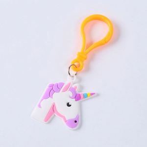 Porte-clés licorne en PVC souple arc-en-ciel, mini-animaux en peluche personnalisés et durables - Product Image 4