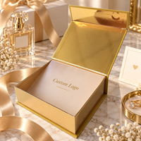 Boîte cadeau magnétique blanche avec logo personnalisé, emballage de luxe à couvercle rabattable avec doublure marine pour bijoux et montres