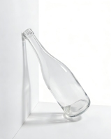 Bouteilles à spiritueux en verre transparent de 700 ml et 750 ml, directement de l'usine, disponibles en OEM/ODM avec bouchon à vis sécurisé et base filetée