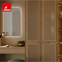 Armoire de chambre sur mesure Allandgroup Japandi avec panneaux en rotin intégrés, meuble de rangement moderne avec coiffeuse intégrée