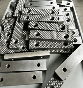 Embout de serrage pour tuyau de forage en acier allié de qualité industrielle avec prise diamantée pour un maintien sécurisé - Product Image 1