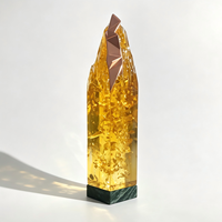 Trophée vertical écologique en résine transparente ambrée avec sculpture en relief, avec sommet métallique argenté, or rose ou doré, logo personnalisé, pour récompense d'entreprise