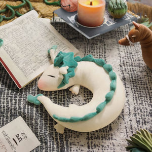 Muñeco de Peluche Dragón Haku en Forma de U de 32CM, Juguete de Peluche Súper Suave con Relleno de Algodón PP, Juguete de Compañía - Product Image 3