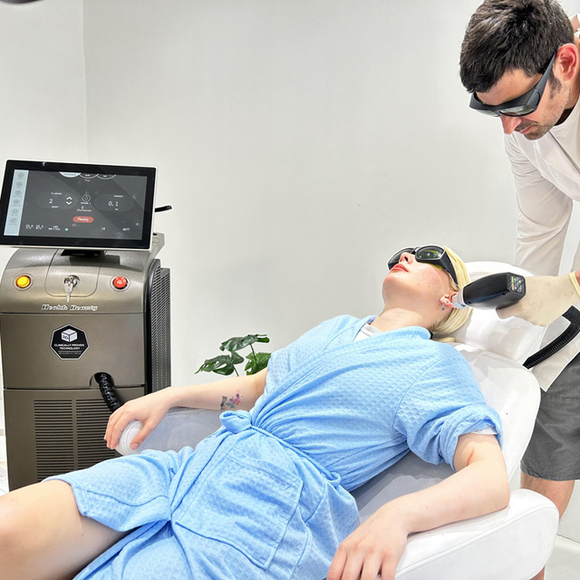 KM Popular Laser 2400W Diode Laser Hair Removal Device 4 Wavelengths 808 755 940 1064nm Yag Laser Ice Trio Titanium Machine