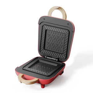 Sandwichera Bear SMZ-B05N1 Roja, Calentamiento de Doble Cara, Sellado Automático de Bordes, Antiadherente, para 2-3 Porciones - Product Image 3