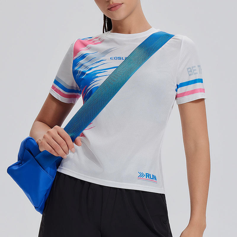 สีแดงและสีน้ำเงินบนสีขาว