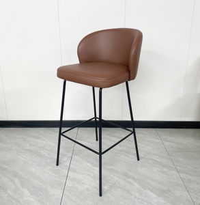 Tabouret <span class=keywords><strong>de</strong></span> <span class=keywords><strong>bar</strong></span> <span class=keywords><strong>haut</strong></span> <span class=keywords><strong>de</strong></span> gamme tendance, style nordique, avec pieds en métal noir et assise en cuir marron ton sur ton, pour comptoir. - Product Image 3