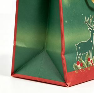 Tas Kertas Hadiah Natal Ramah Lingkungan Biodegradable Custom dengan Embossing Dekorasi Berry Pine dan Pegangan Pita - Product Image 5