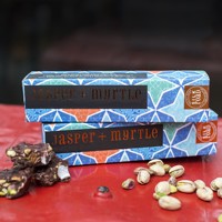Boîte cadeau miniature en chocolat artisanale avec logo estampé or personnalisé, fenêtre transparente, papier kraft verni, recyclable