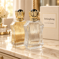 Flacon de parfum en verre côtelé vertical de 100 ml, rechargeable, avec pompe, bouchon rectangulaire doré en forme de couronne, brume de parfum de luxe