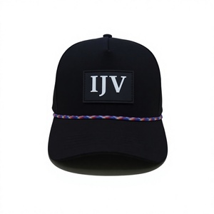 Casquette de golf noire personnalisée en gros à 5 panneaux avec corde, découpe laser perforée, logo en patch PVC, profil moyen et visière pré-courbée - Product Image 1